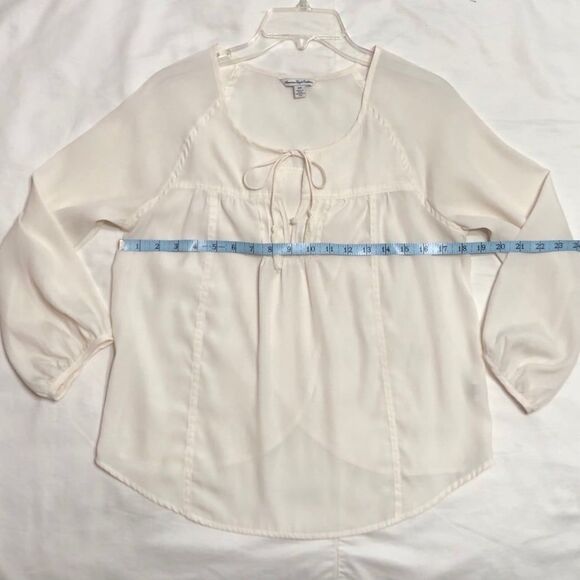American Eagle Blouse Size Medium Cream Three Quarter Sleeves Split Back Design - Picture 9 of 11